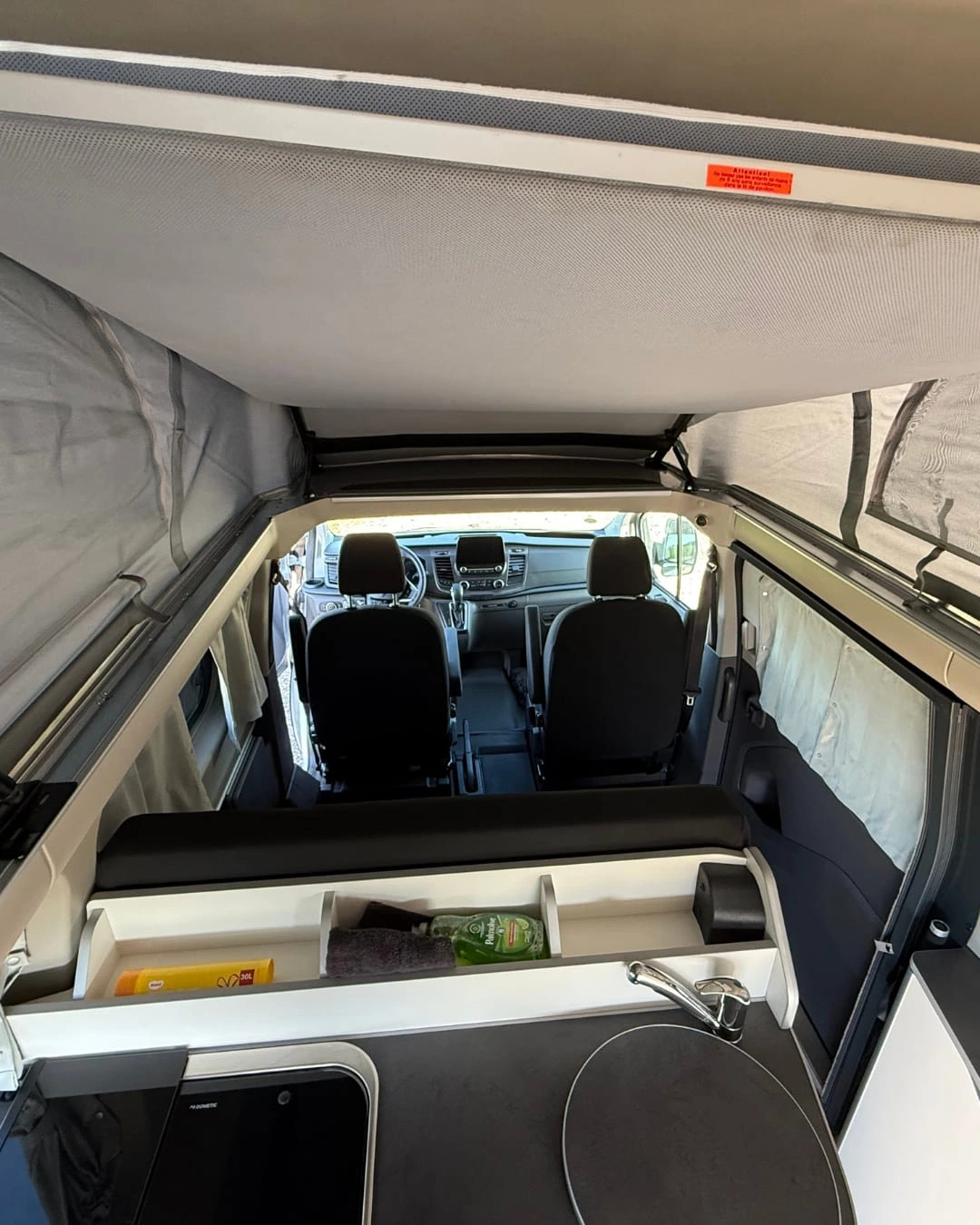 Couchage du Ford Nugget – Location van Ford Nugget