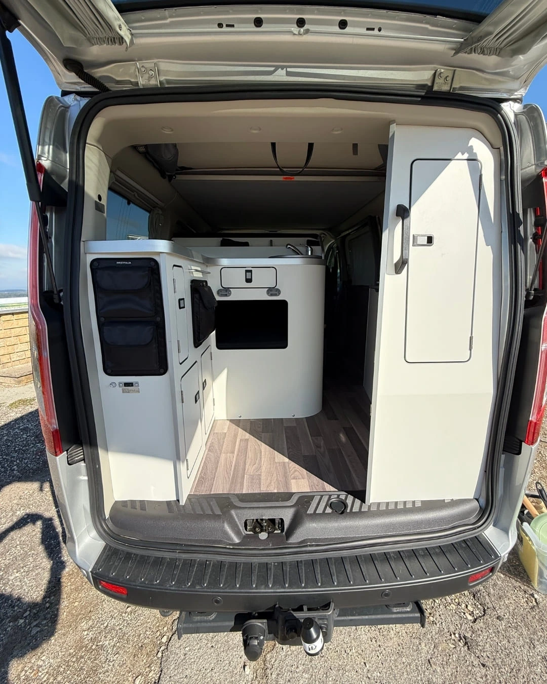 Intérieur du van aménagé Ford Nugget – Location van Ford Nugget