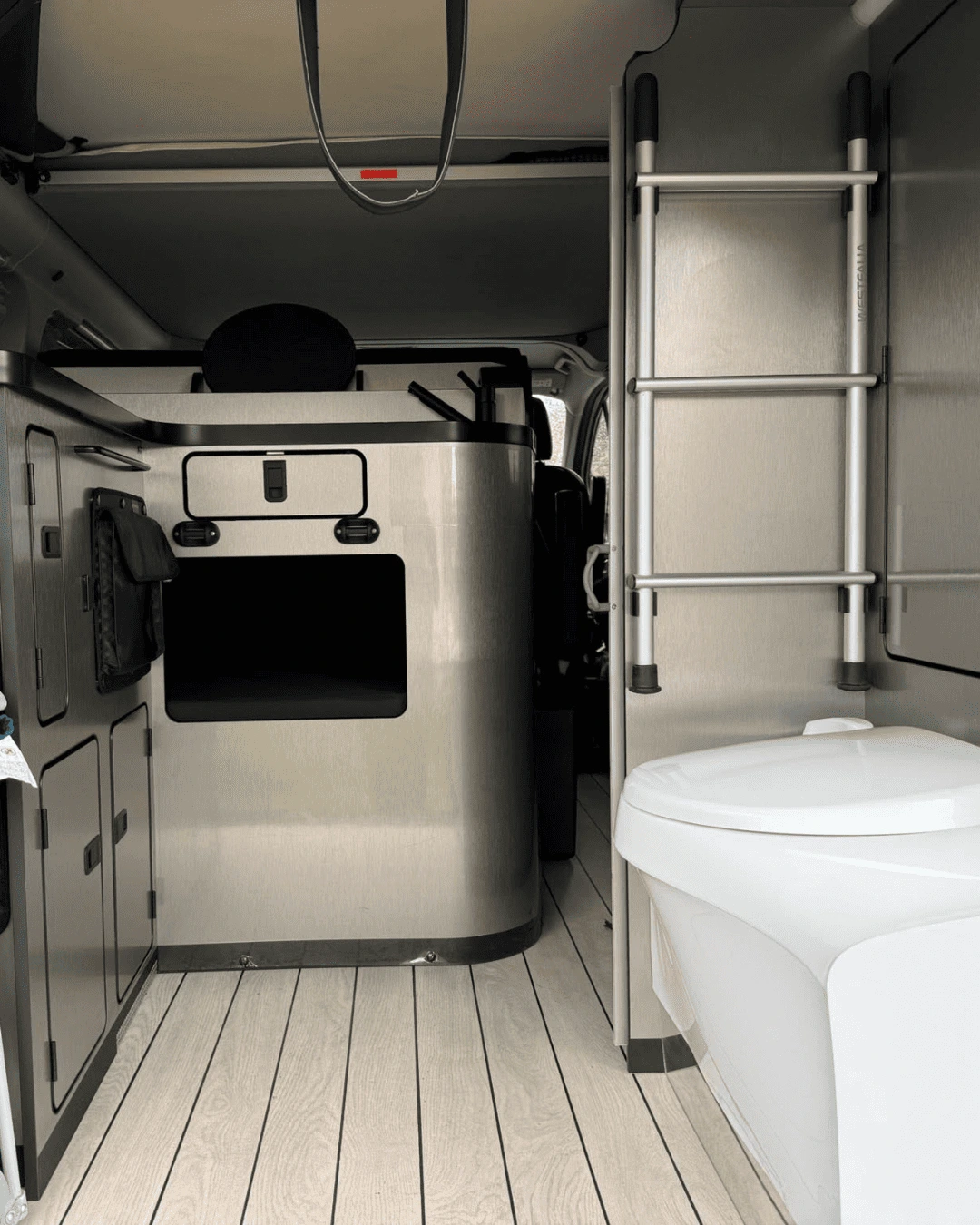 Toilettes et douche du Ford Nugget Plus – Location van Ford Nugget