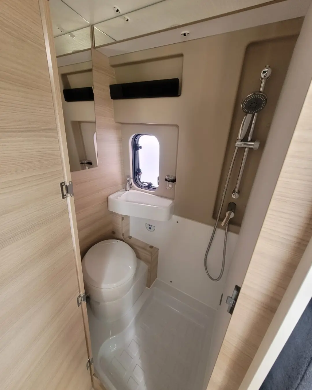 Challenger v114 présentation douche